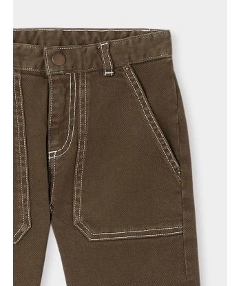 Gaël trägt eine Hose aus khakifarbenem Denim de pas cher